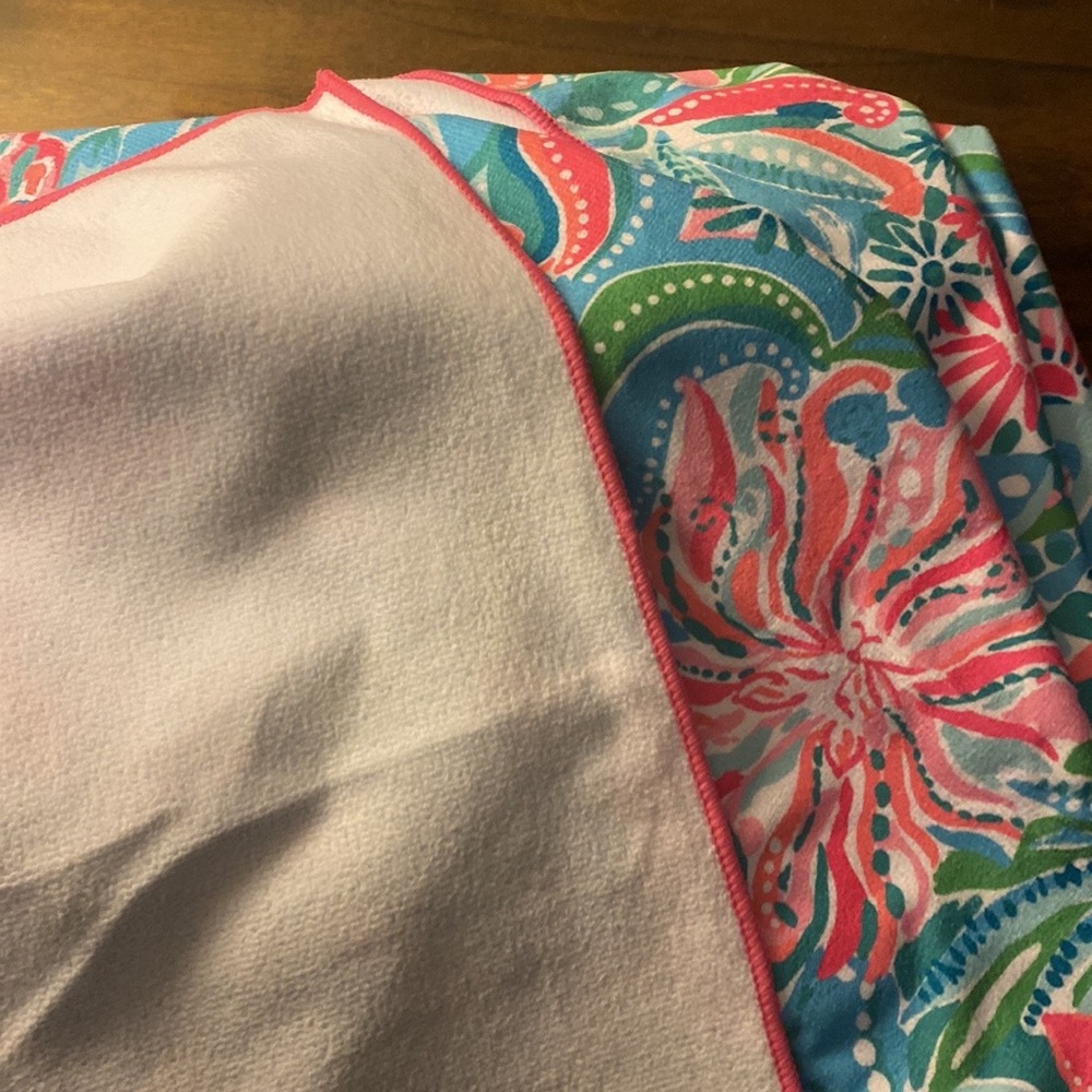 New Lilly Pulitzer Beach Towel - Picture 7 of 10
